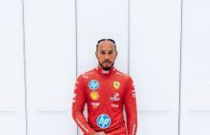 Découvrez la nouvelle combinaison et le nouveau casque de Lewis Hamilton chez Ferrari