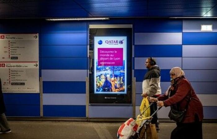 Les écrans publicitaires dans les gares vont proliférer en 2025