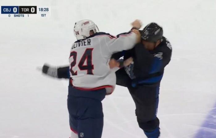 Furieux combat des poids lourds entre Ryan Reaves et Mathieu Olivier