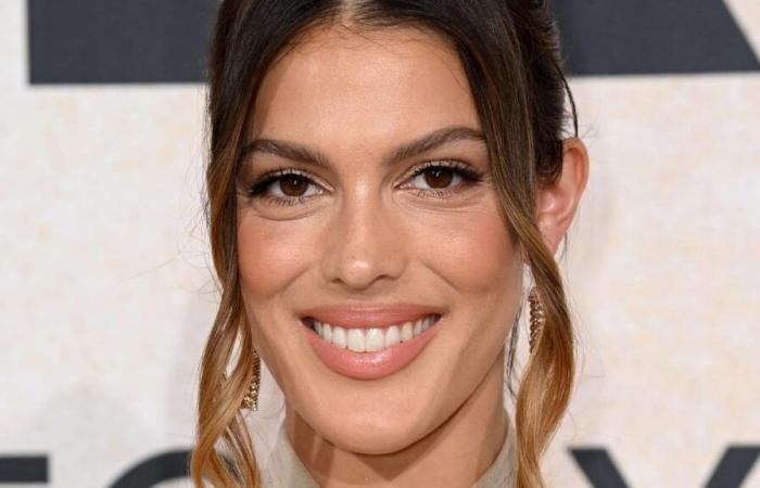 Iris Mittenaere en soutien-gorge asymétrique et leggings moulants, elle montre ses abdos solides comme le roc