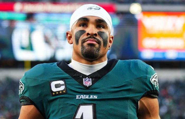 Le quart des Eagles Jalen Hurts (genou) participe à la présentation de mercredi avant le match pour le titre NFC