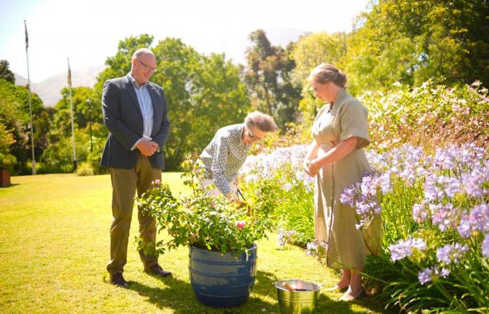 La princesse Anne invitée par le Haut-Commissaire au jardin fleuri de sa résidence à Pretoria