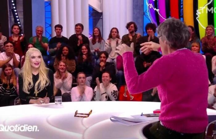 Jeanne Mas bave sur les vêtements de Yann Barthès, il gonfle sa poitrine