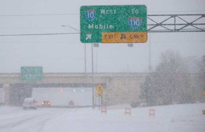 Quatre morts après une rare tempête hivernale apportant de la glace et de la neige dans le sud profond des États-Unis