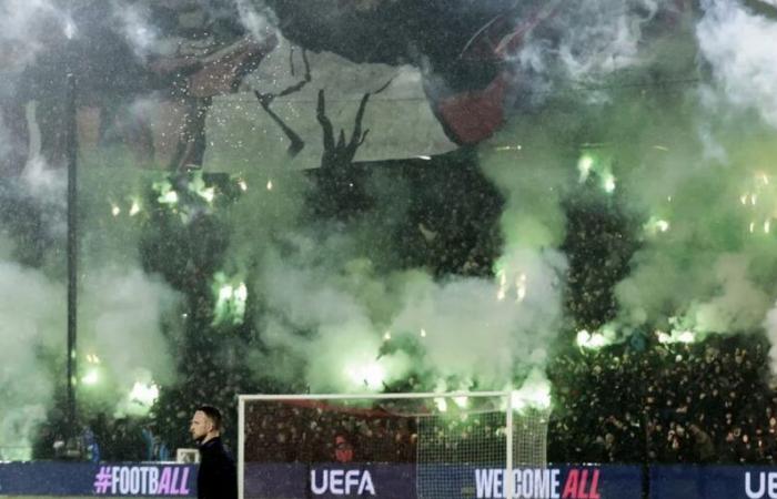 Le match de Ligue des champions suspendu après que des problèmes de supporters dans la foule aient forcé les joueurs à quitter le terrain