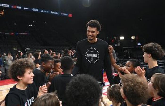 Victor Wembayama s’entraîne devant un public restreint, avant ses matchs NBA à l’Accor Arena