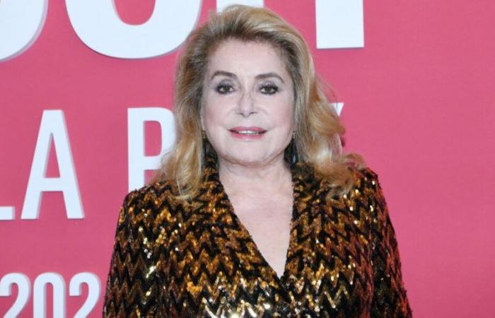 Catherine Deneuve revient sur les coulisses de son accident vasculaire cérébral survenu pendant le tournage et comment la réaction de l’équipe du film l’a sauvée