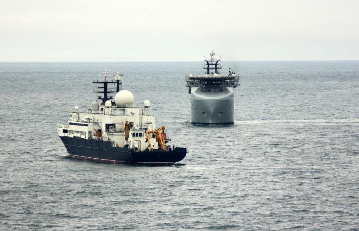 La Royal Navy marque le Yantar alors qu’il remonte la Manche