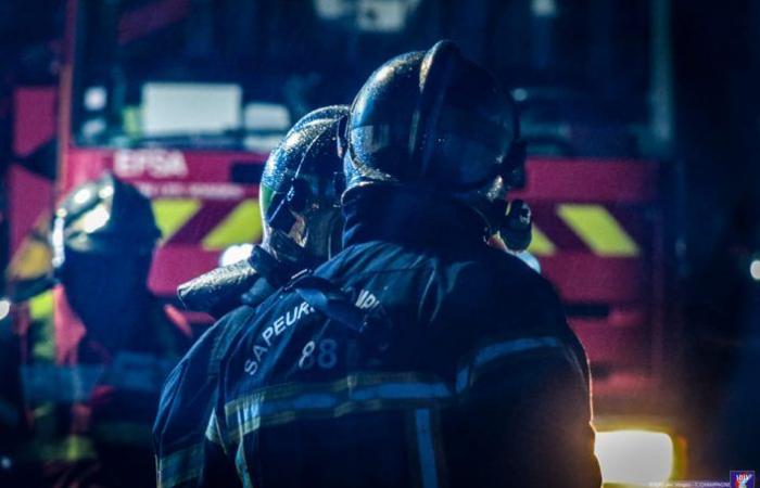 Un véhicule prend feu sur la route