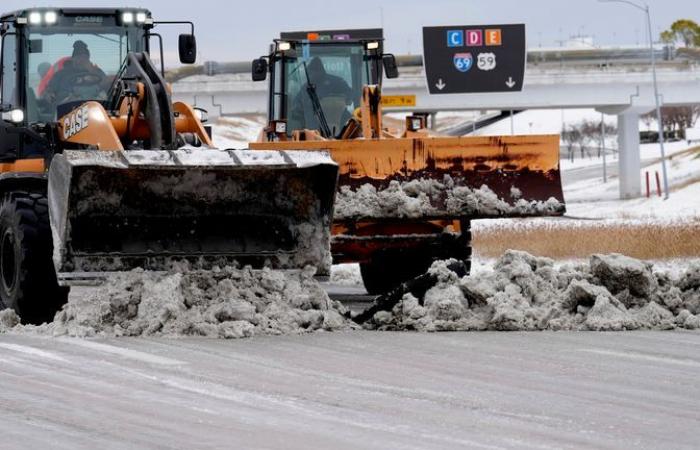 Quatre morts après une rare tempête hivernale apportant de la glace et de la neige dans le sud profond des États-Unis