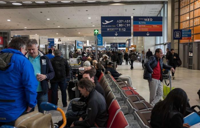 des tracts incitant à prévenir les expulsions distribués à l’aéroport Charles-de-Gaulle