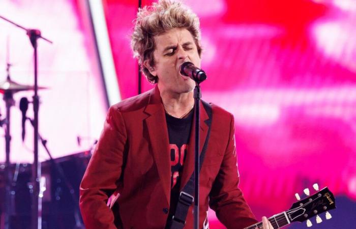 Green Day tacle Elon Musk en changeant les paroles de « American Idiot » lors d’un concert en Afrique du Sud