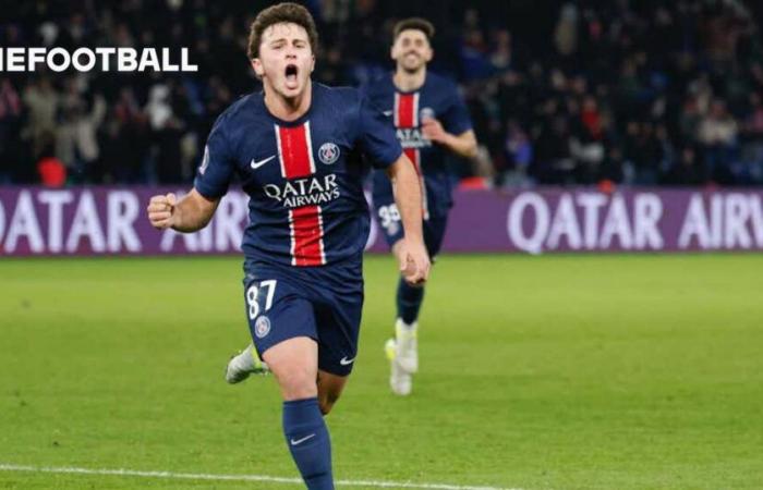 João Neves étourdit Man City avec une tête puissante pour le troisième but du PSG.