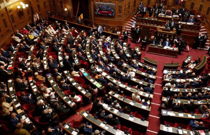 le Sénat vote la suppression des avantages des anciens présidents et premiers ministres