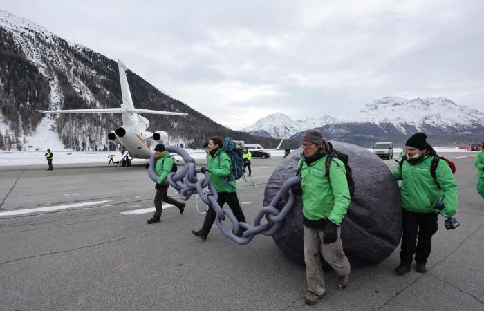 Des militants de Greenpeace « confisquent » des jets privés du WEF