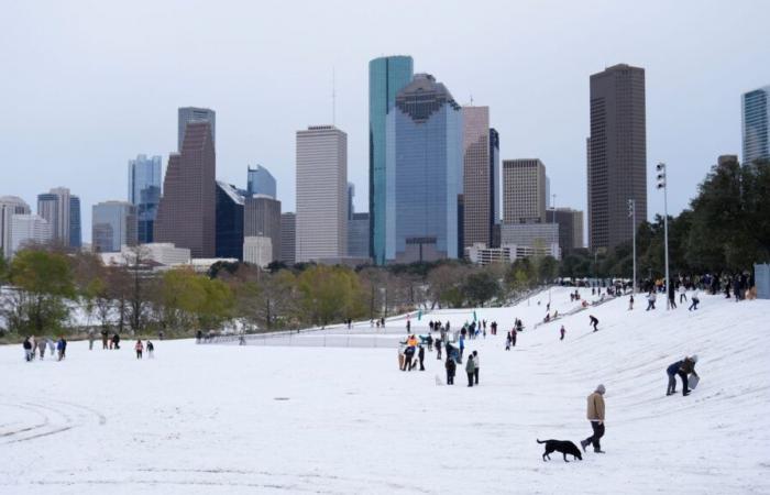 Quatre morts après une rare tempête hivernale apportant de la glace et de la neige dans le sud profond des États-Unis