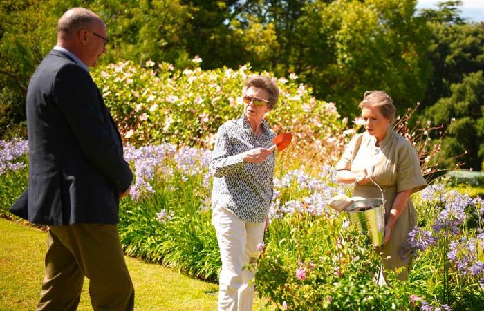 La princesse Anne invitée par le Haut-Commissaire au jardin fleuri de sa résidence à Pretoria