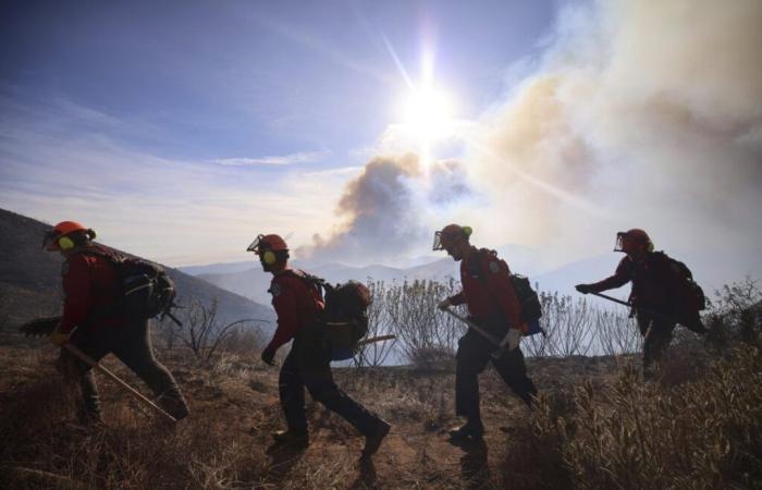 La lutte contre un important incendie au nord de Los Angeles progresse