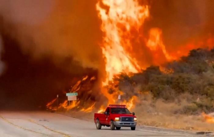 Vidéo. Un incendie de forêt rapide menace les maisons au nord de Los Angeles