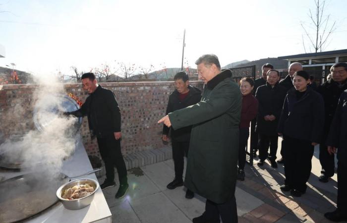 Xi Jinping prend le temps de discuter avec les membres d’une famille dans un village touché par les inondations à l’occasion de la fête du printemps (rapport)