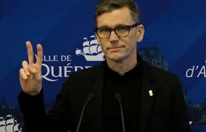 le maire de Québec «fait le spectacle», selon Claude Villeneuve