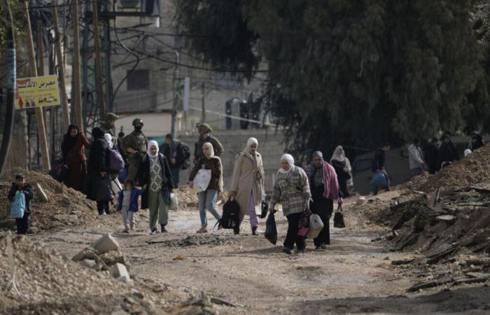 Des centaines de Palestiniens quittent Jénine, en Cisjordanie, au troisième jour de l’opération israélienne