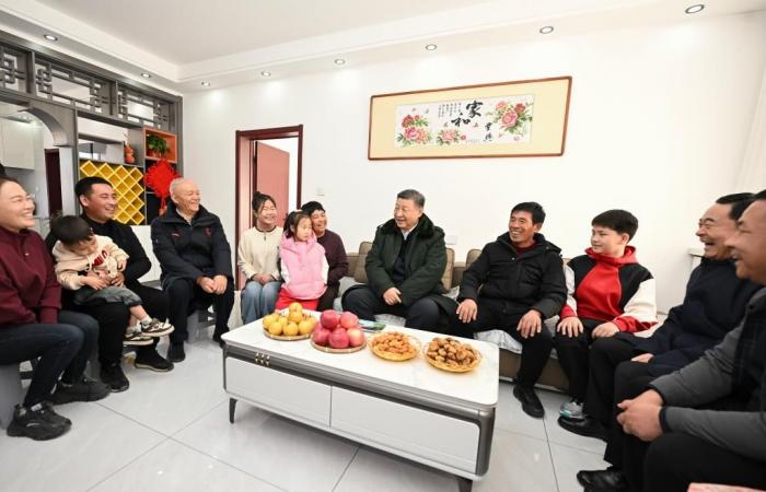 Xi Jinping prend le temps de discuter avec les membres d’une famille dans un village touché par les inondations à l’occasion de la fête du printemps (rapport)