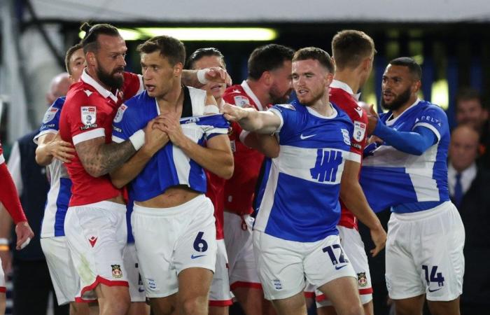 Dans le cadre du match le plus fastueux du football, les propriétaires millionnaires d’Hollywood et l’icône du sport s’affrontent à Wrexham contre Birmingham.