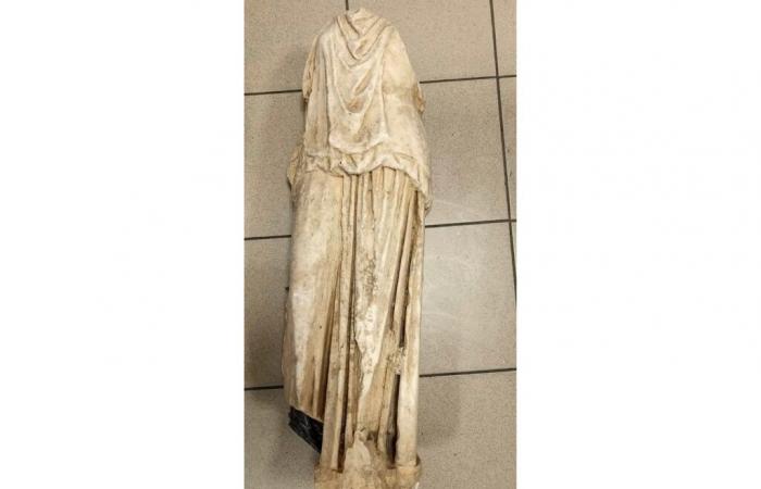 une ancienne statue de marbre trouvée « près des poubelles » en Grèce