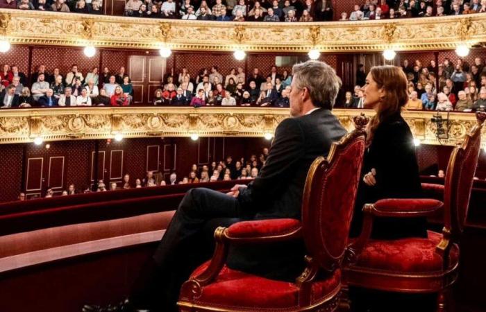 Le roi Frederik et la reine Mary occupent la loge royale pour leur première représentation au Théâtre royal danois