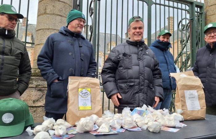 Assimilés aux dealers par l’OFB, des agriculteurs de l’Orne proposent des sacs de farine dans la rue