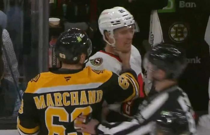 Brad Marchand prend un adversaire par la gorge