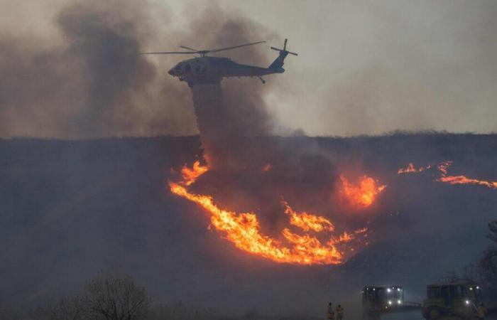 Un nouvel incendie violent ravage le nord de Los Angeles, des milliers de personnes évacuées