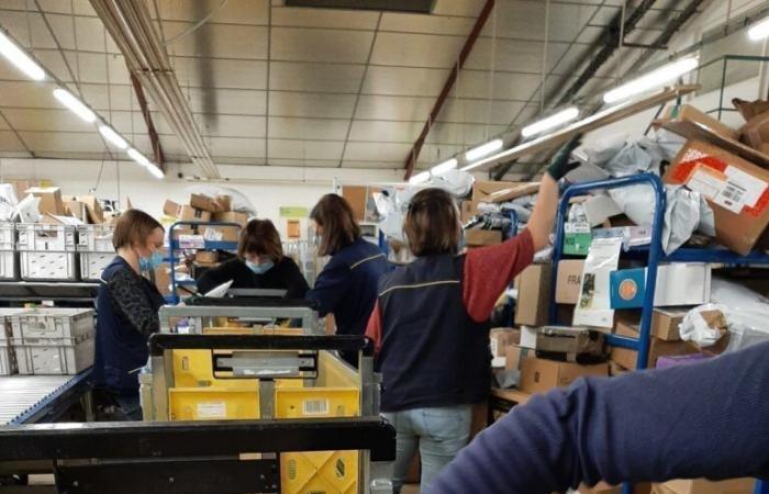 Le courrier s’accumule au centre de tri de La Poste en Gironde