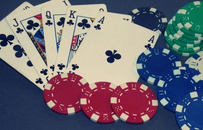 un homme décroche le jackpot du poker en ligne, le jour même de son licenciement : Actualités