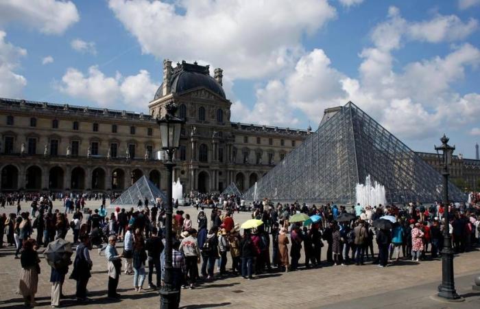 Un nouveau rapport tire la sonnette d’alarme sur l’état critique du musée du Louvre