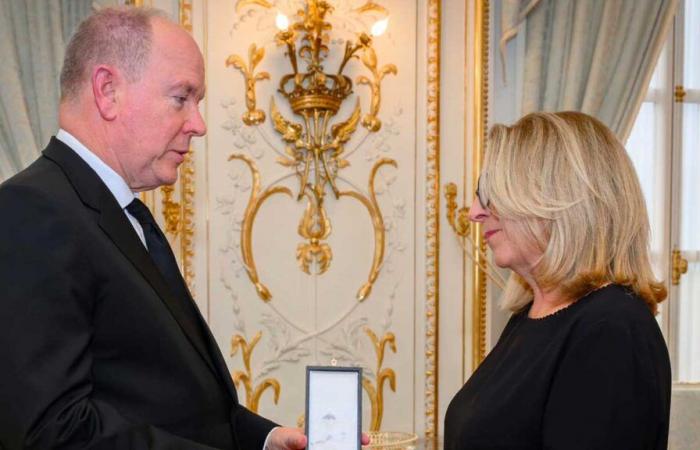 Le Prince Albert II reçoit la veuve de Didier Guillaume pour un hommage posthume à son Ministre d’Etat