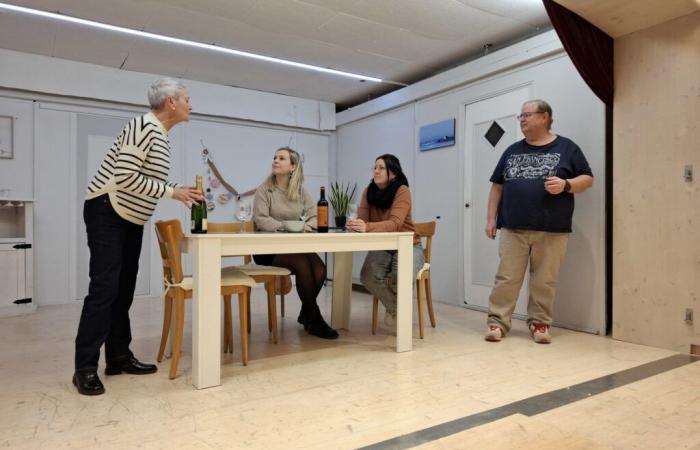 La troupe de théâtre et la fanfare des Pommerats sur scène