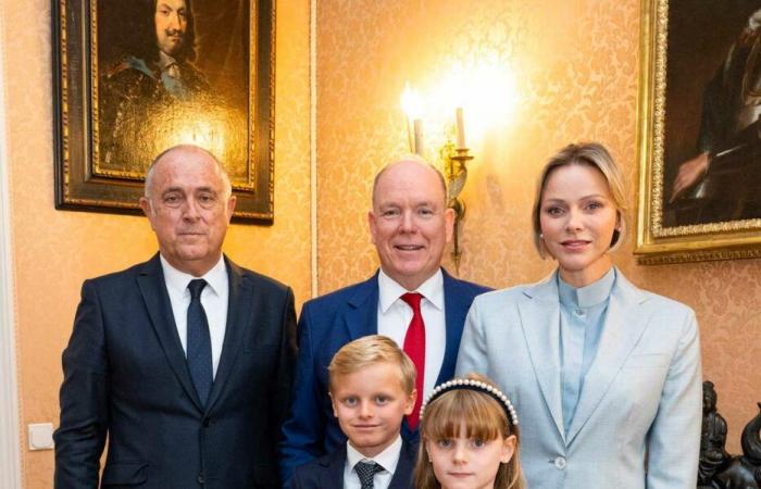 Le Prince Albert II reçoit la veuve de Didier Guillaume pour un hommage posthume à son Ministre d’Etat