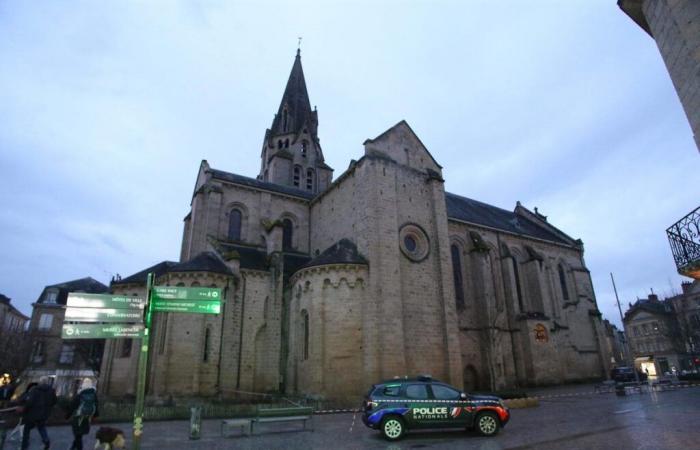 Nu et armé d’un couteau dans une église, il est abattu par la police : “Il menaçait les passants”