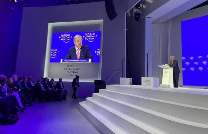 À Davos, Guterres dénonce le retour en arrière sur les engagements climatiques