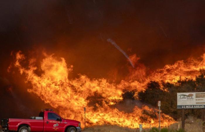 un nouvel incendie impressionnant fait rage, des milliers d’ordres d’évacuation