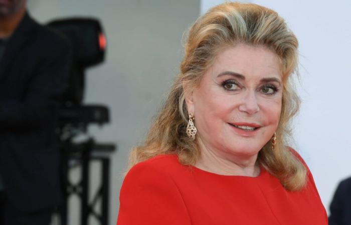 À 81 ans, Catherine Deneuve porte ses cheveux blancs avec une classe inégalée