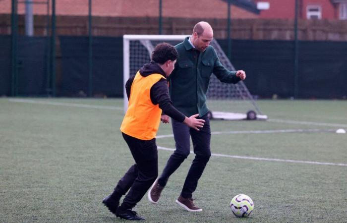 À Liverpool, le prince William confirme sa passion pour le football avec un jeune anglais