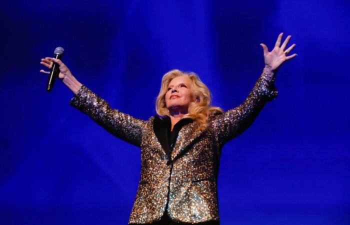 Sylvie Vartan s’incline lors de trois derniers concerts à Paris