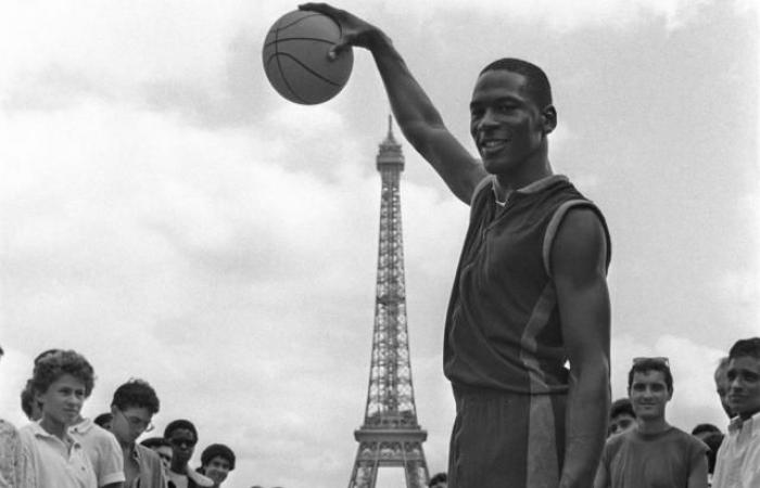 De la Jordanie à Wembanyama, les plus belles photos des étoiles NBA devant la tour Eiffel