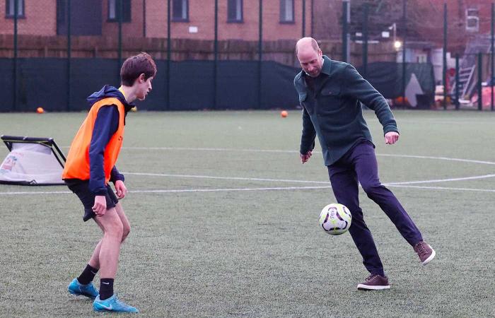 Le prince William porte une opération sézane à la mode pour une visite détendue à Liverpool