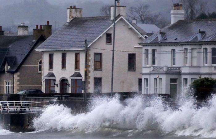 Irlande, Irlande du Nord battu par des vents records de Storm Eowyn