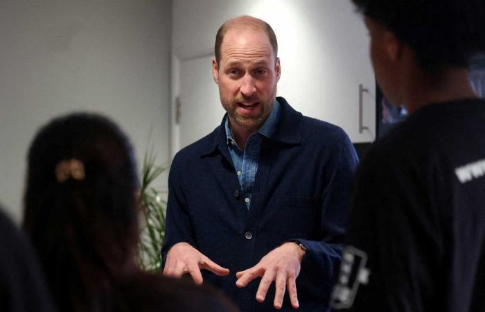 Le prince William porte un sursirt de Sézane à la mode pour une visite décontractée à Liverpool