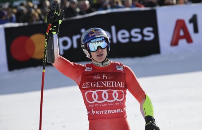 Swiss Skier Marco Odermatt prend la Coupe du monde mouvementée de Super-G pour la 1ère victoire à Kitzbuehel